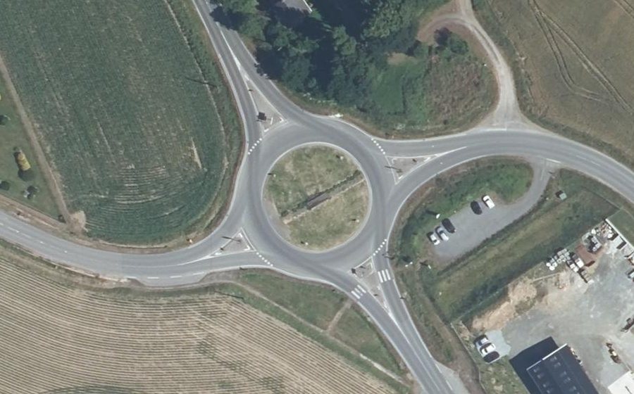 Vue aérienne du Rond-point anonyme n°440350826