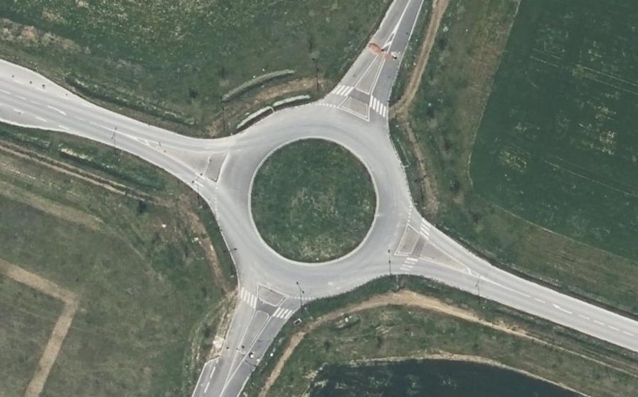 Vue aérienne du Rond-point anonyme n°440386608