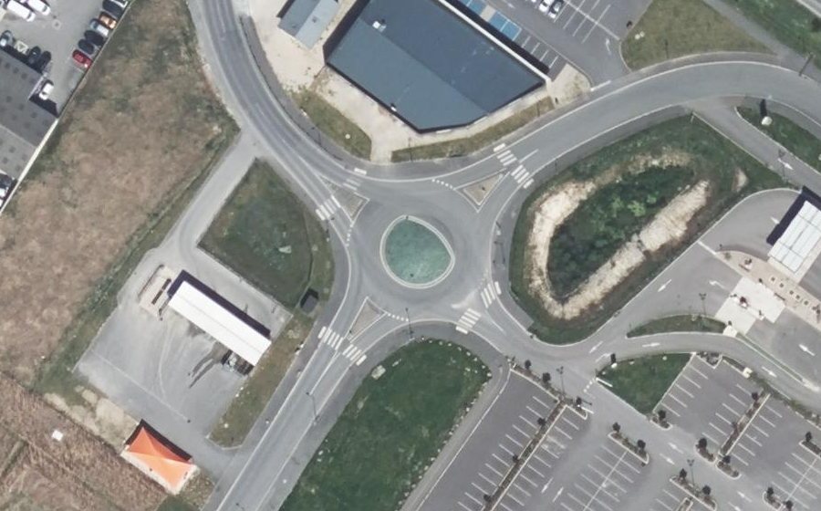 Vue aérienne du Rond-point anonyme n°440387016