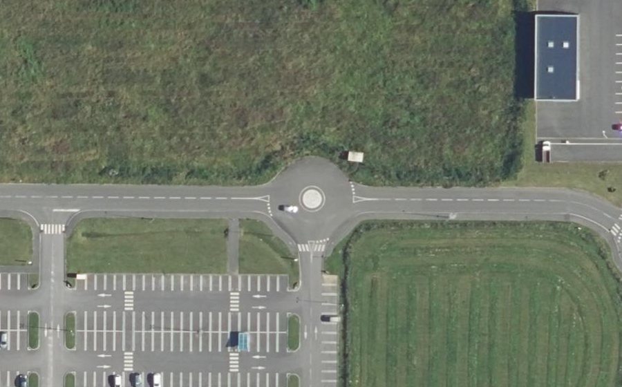 Vue aérienne du Rond-point anonyme n°440408340