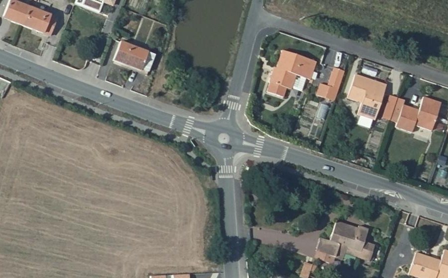 Vue aérienne du Rond-point anonyme n°440479061