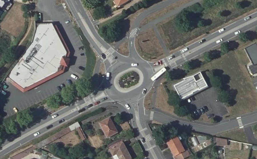 Vue aérienne du Rond-point anonyme n°440482814