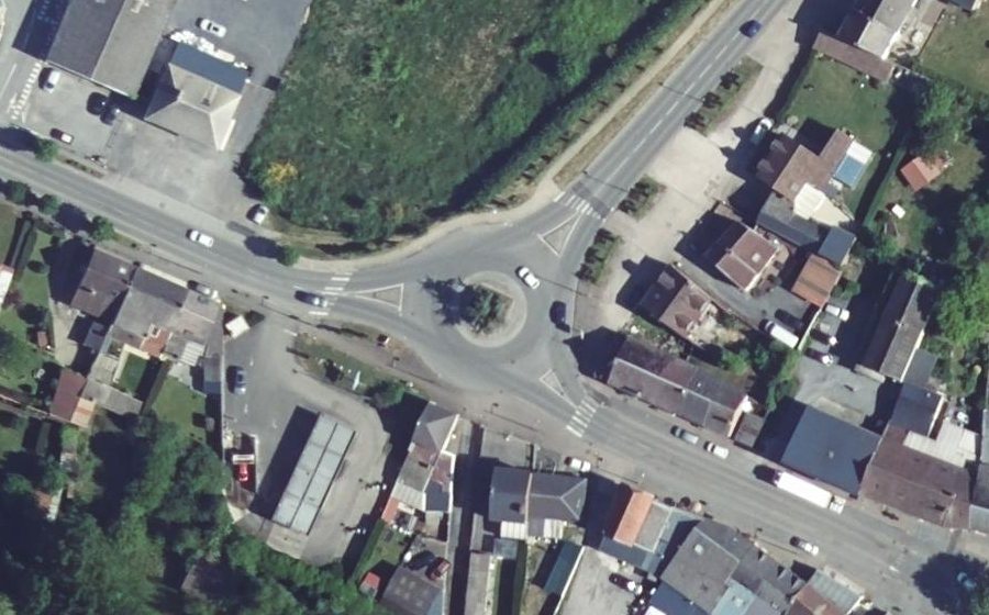 Vue aérienne du Rond-point anonyme n°44051248