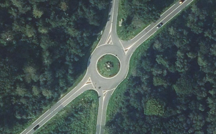 Vue aérienne du Rond-point anonyme n°44061495