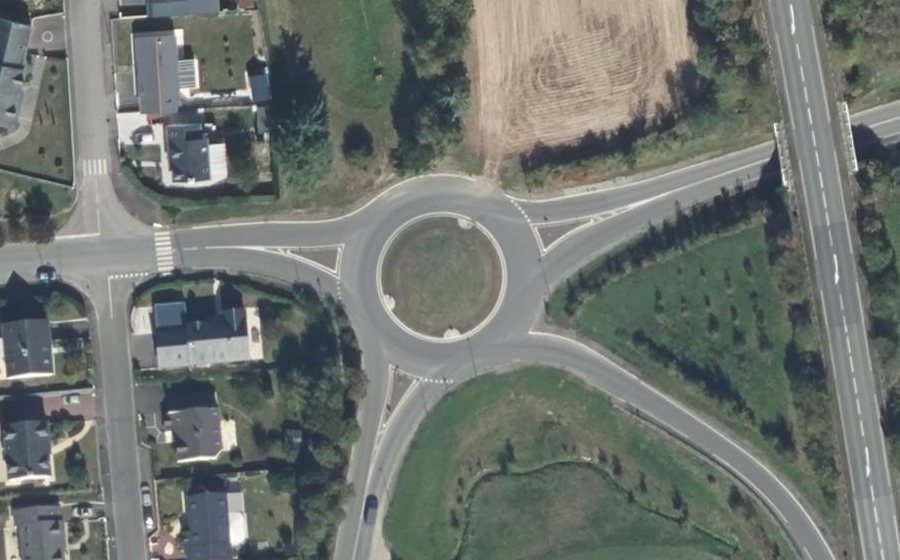 Vue aérienne du Rond-point anonyme n°440661742