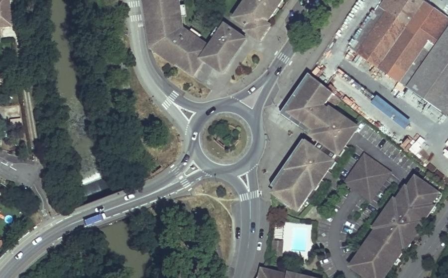 Vue aérienne du Rond-point anonyme n°44068742