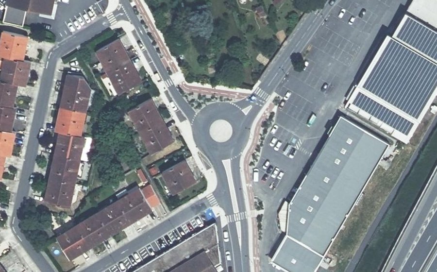 Vue aérienne du Rond-point anonyme n°44069482