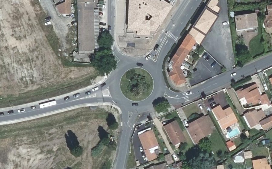 Vue aérienne du Rond-point anonyme n°44072198