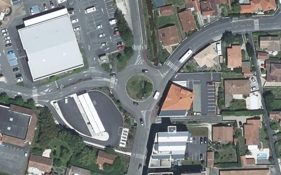 Vue aérienne du Rond-point anonyme n°44072228