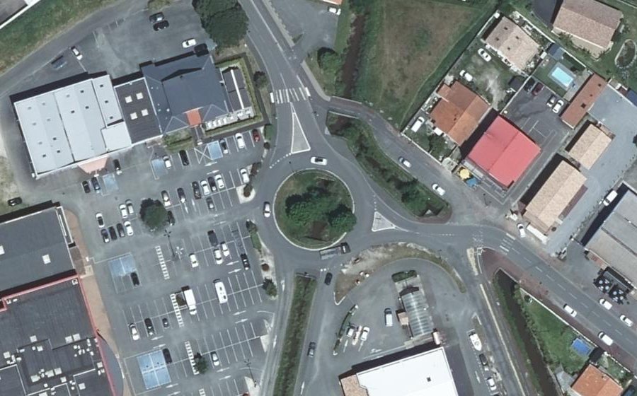 Vue aérienne du Rond-point anonyme n°44072235