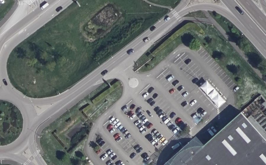 Vue aérienne du Rond-point anonyme n°440741154