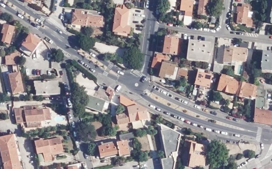 Vue aérienne du Rond-point anonyme n°440777234