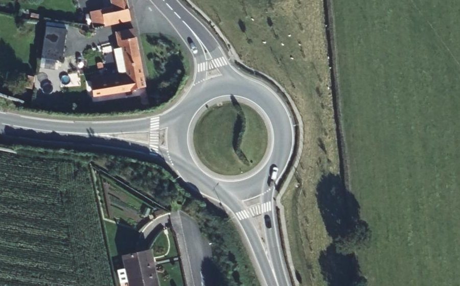 Vue aérienne du Rond-point anonyme n°440820376