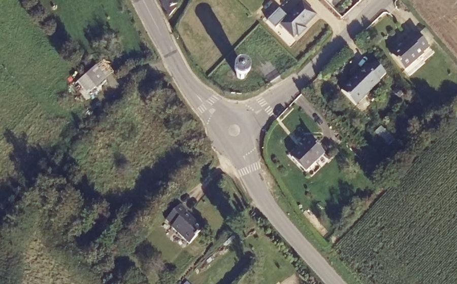 Vue aérienne du Rond-point anonyme n°440856604