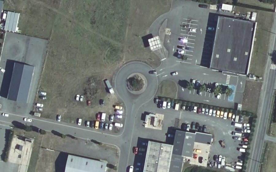 Vue aérienne du Rond-point anonyme n°440926476