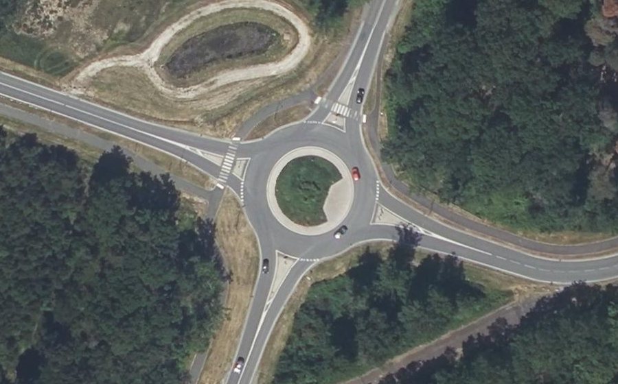 Vue aérienne du Rond-point anonyme n°441082196