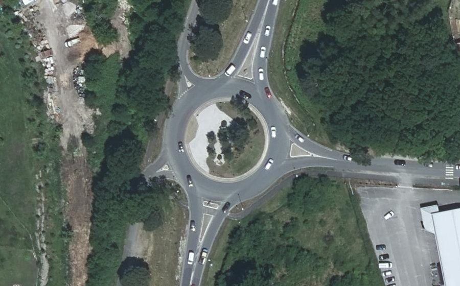 Vue aérienne du Rond-point anonyme n°44110742