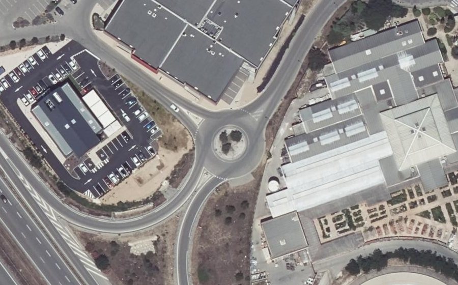 Vue aérienne du Rond-point anonyme n°441119164