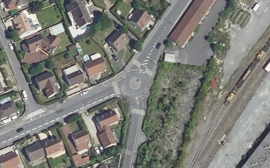 Vue aérienne du Rond-point anonyme n°441130598