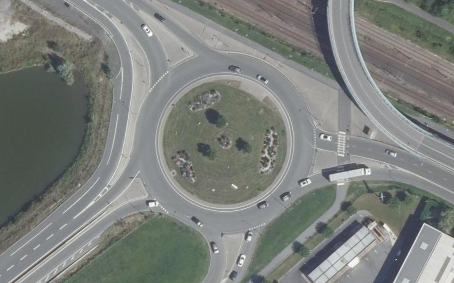 Vue aérienne du Rond-point anonyme n°441161185
