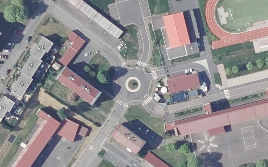 Vue aérienne du Rond-point anonyme n°441184733