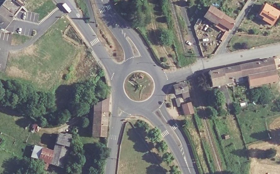 Vue aérienne du Rond-point anonyme n°44129054
