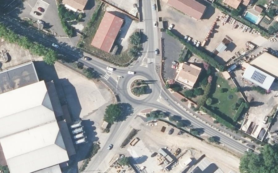 Vue aérienne du Rond-point anonyme n°44129518