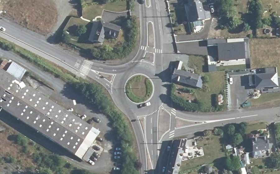 Vue aérienne du Rond-point anonyme n°44132099