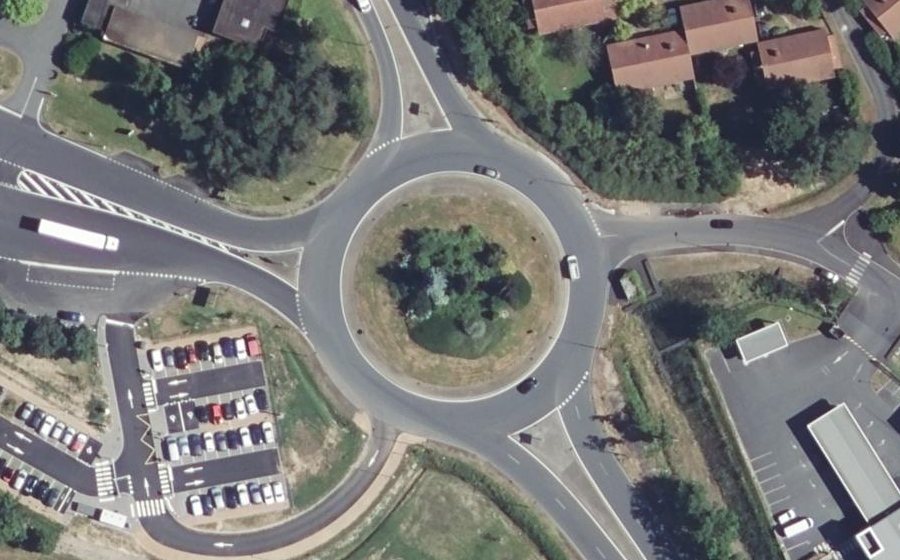 Vue aérienne du Rond-point anonyme n°44137458