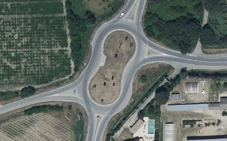 Vue aérienne du Rond-point anonyme n°441475889