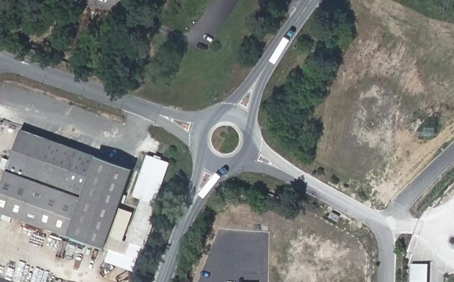 Vue aérienne du Rond-point anonyme n°441488376
