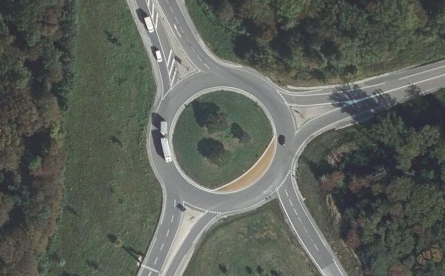 Vue aérienne du Rond-point anonyme n°44153788