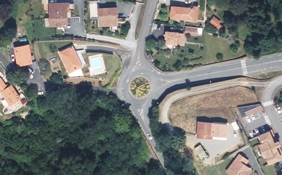 Vue aérienne du Rond-point anonyme n°44153996