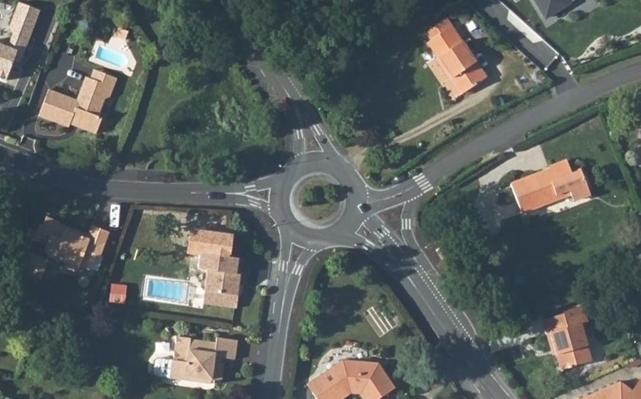 Vue aérienne du Rond-point anonyme n°44157255