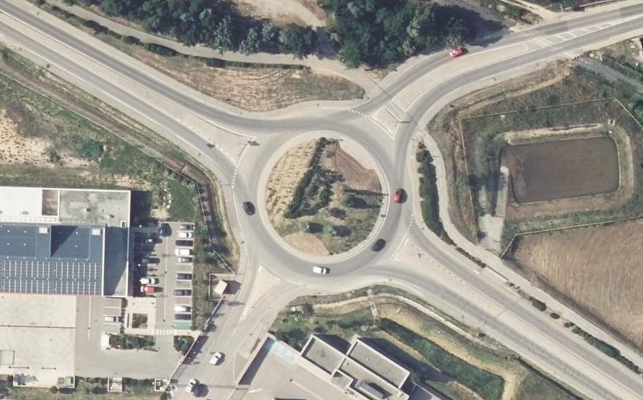 Vue aérienne du Rond-point anonyme n°44159173