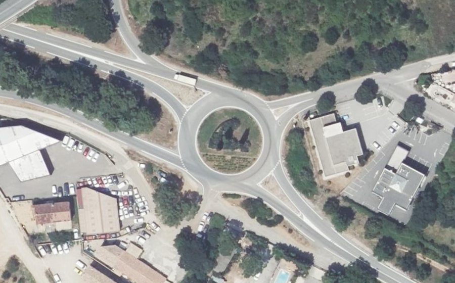 Vue aérienne du Rond-point anonyme n°44159793