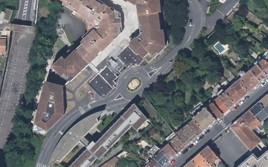 Vue aérienne du Rond-point anonyme n°44170550