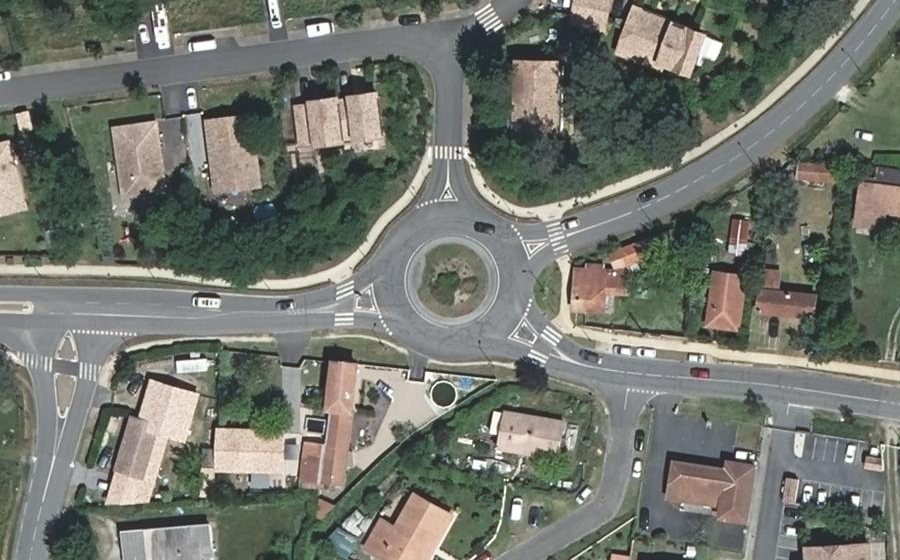 Vue aérienne du Rond-point anonyme n°441752957