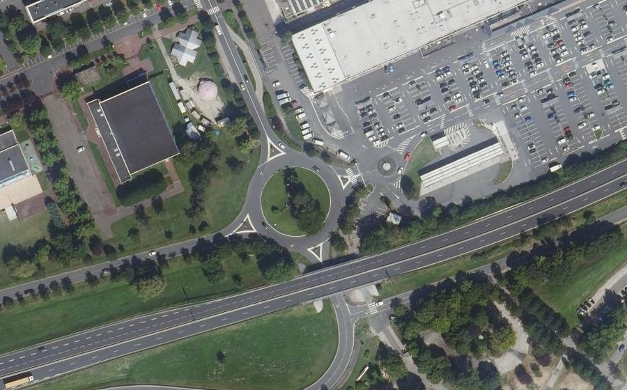 Vue aérienne du Rond-point anonyme n°441754120