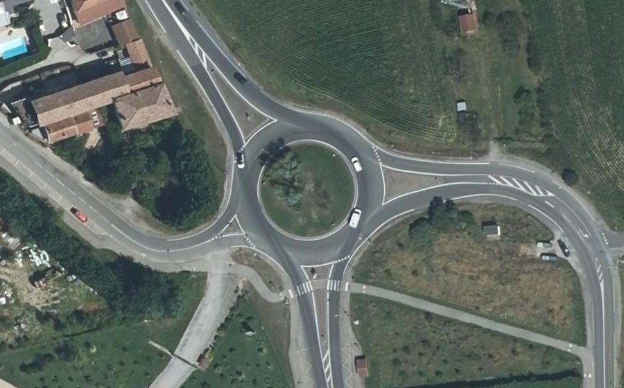 Vue aérienne du Rond-point anonyme n°44176511