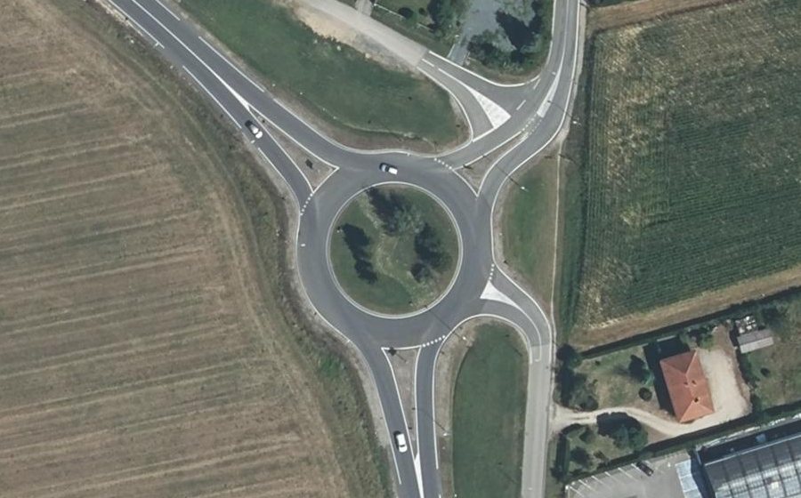 Vue aérienne du Rond-point anonyme n°44176524