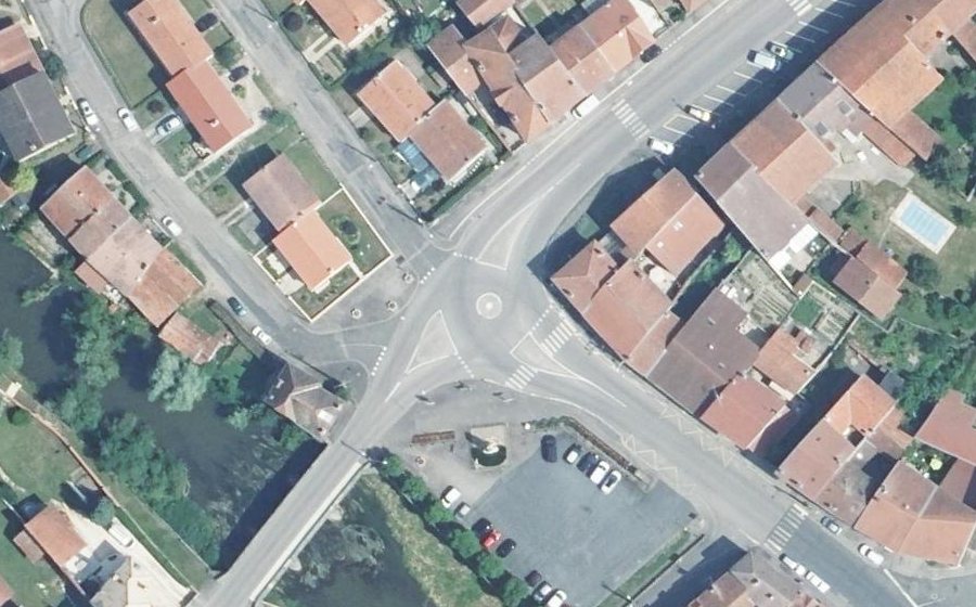 Vue aérienne du Rond-point anonyme n°44184455