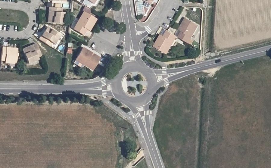 Vue aérienne du Rond-point anonyme n°441862594