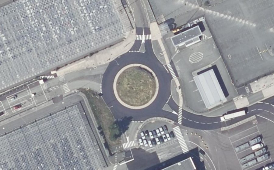 Vue aérienne du Rond-point anonyme n°441908335