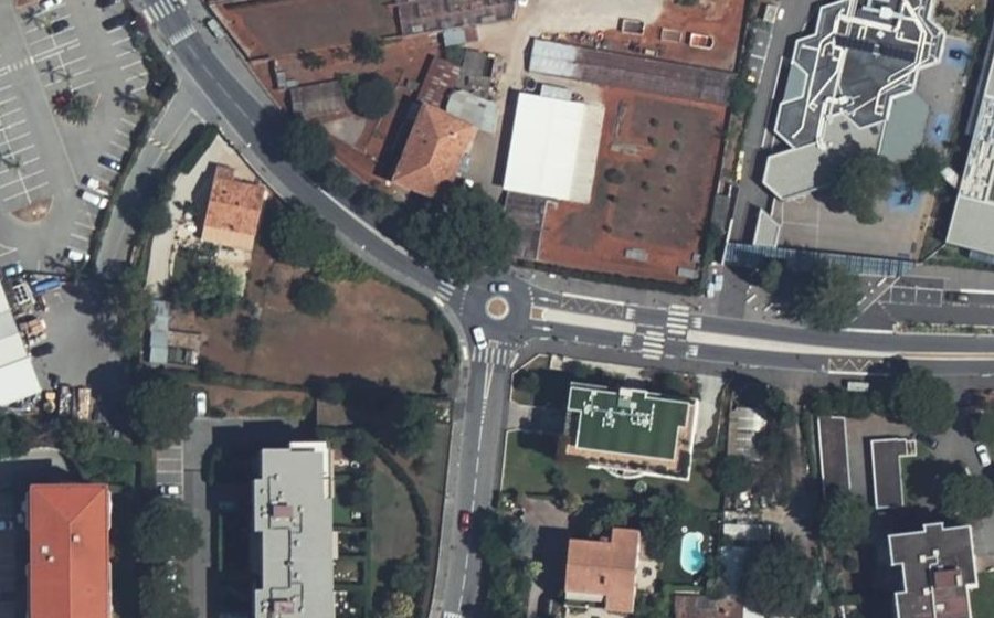 Vue aérienne du Rond-point anonyme n°441927313