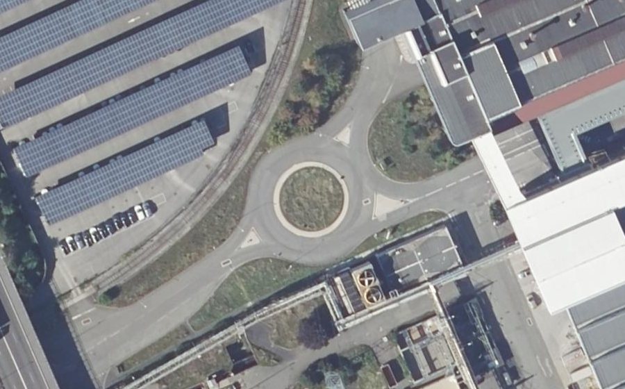 Vue aérienne du Rond-point anonyme n°441949094