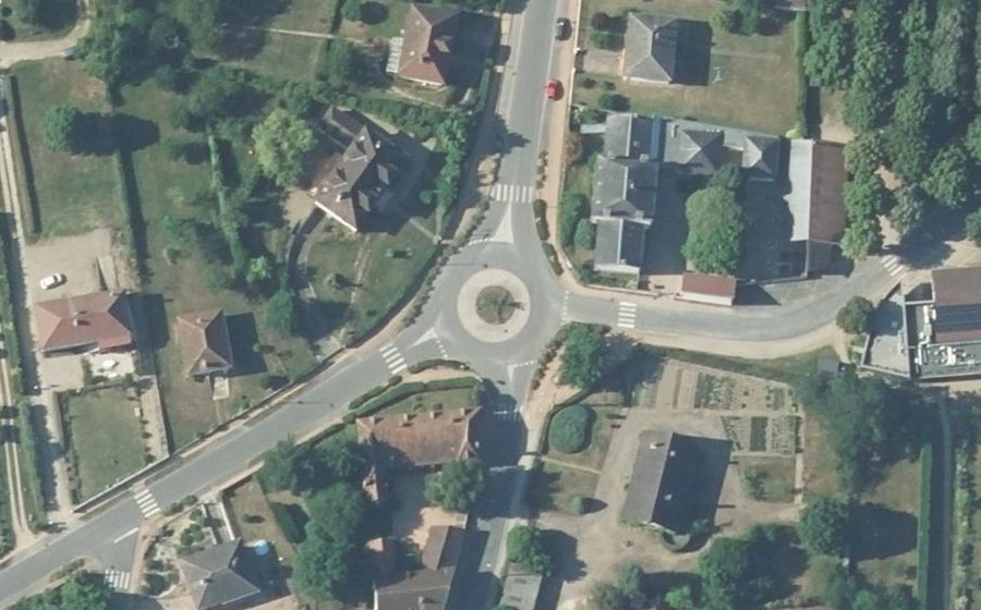 Vue aérienne du Rond-point anonyme n°441961284
