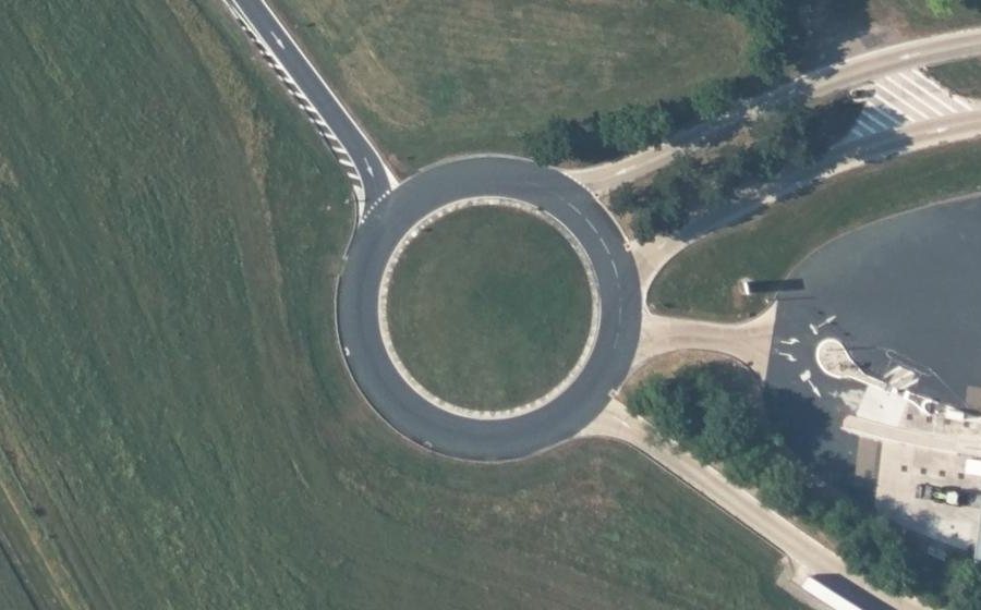 Vue aérienne du Rond-point anonyme n°44216887