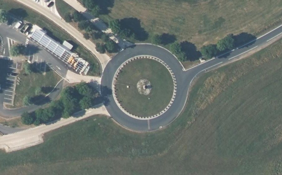 Vue aérienne du Rond-point anonyme n°44216889