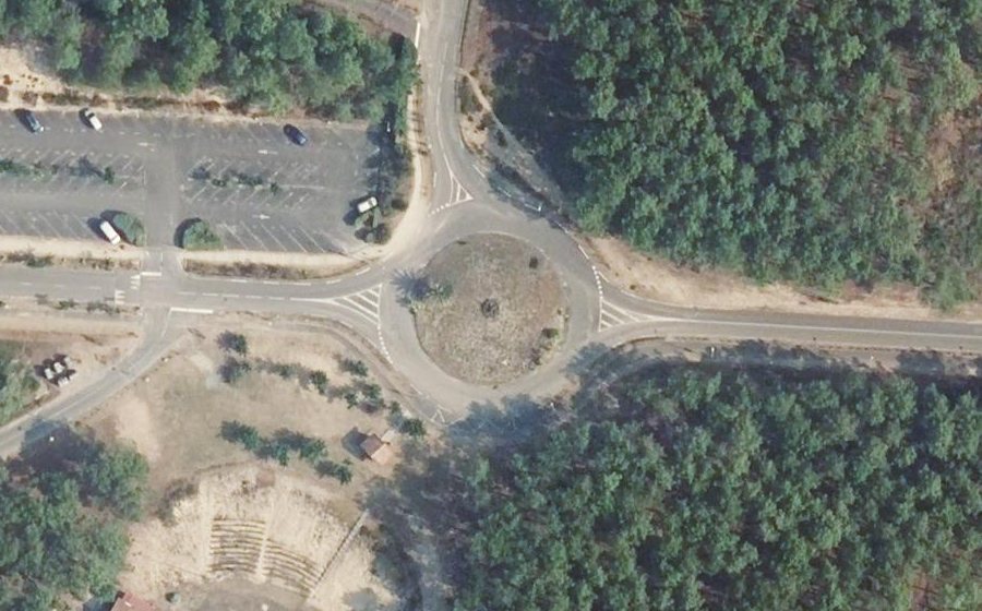 Vue aérienne du Rond-point anonyme n°442182911